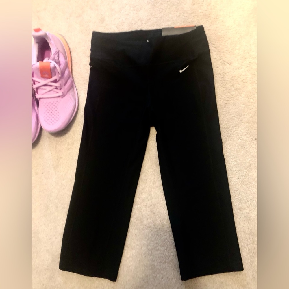 NWT Nike Slim-Fit Capri Legging, XS Retails $49.99